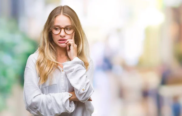 Junge Schöne Blonde Geschäftsfrau Mit Brille Über Isoliertem Hintergrund Sieht — Stockfoto