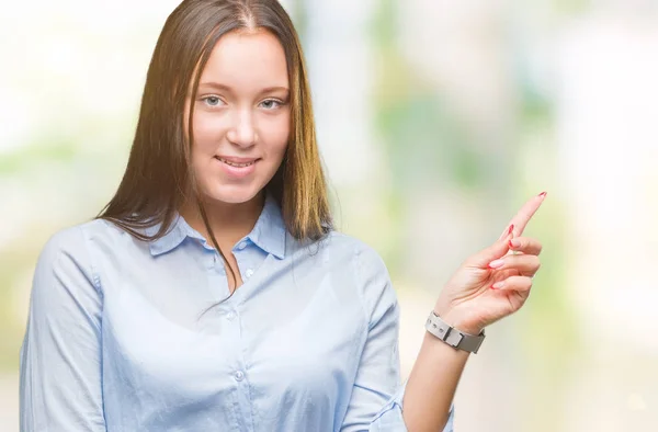 Jonge Kaukasische Mooie Vrouw Geïsoleerde Achtergrond Aan Wijzen — Stockfoto