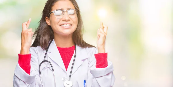 Young Arab Doctor Woman Isolated Background Smiling Crossing Fingers Hope — Stock Photo, Image