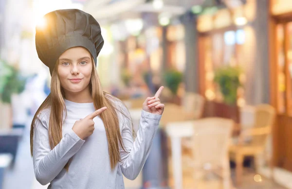 Giovane Bella Ragazza Indossa Cappello Chef Uniforme Sfondo Isolato Sorridente — Foto Stock