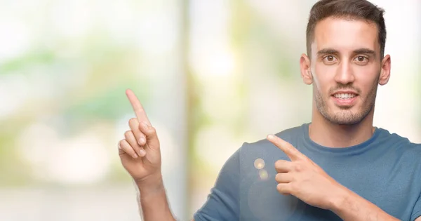 Bonito Jovem Casual Homem Sorrindo Olhando Para Câmera Apontando Com — Fotografia de Stock