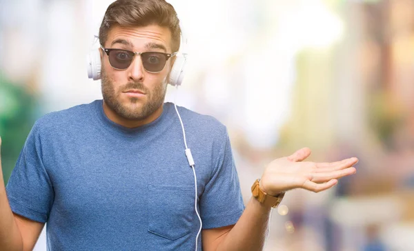 Homem Bonito Jovem Usando Fones Ouvido Ouvindo Música Sobre Fundo — Fotografia de Stock