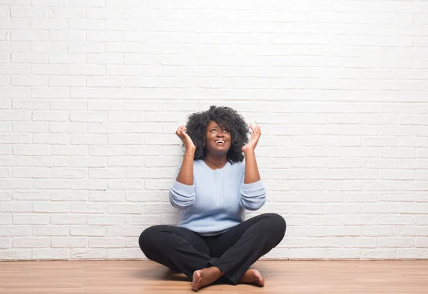 Mujer Afroamericana Joven Sentada Suelo Casa Loca Loca Gritando Gritando — Foto de Stock