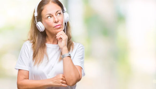 Mujer Hispana Mediana Edad Escuchando Música Usando Auriculares Sobre Fondo — Foto de Stock