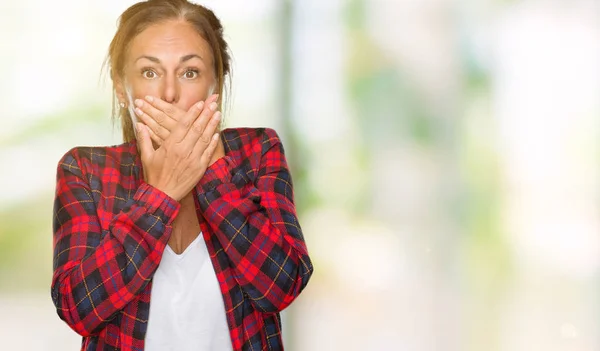 Medelåldern Vuxen Kvinna Bär Casual Jacka Över Isolerade Bakgrund Chockad — Stockfoto