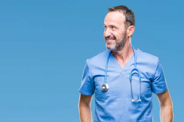 Pria Tua Dokter Hoary Mengenakan Seragam Medis Atas Latar Belakang — Stok Foto