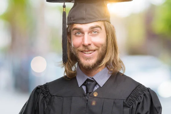 Jonge Knappe Man Met Lange Haren Afgestudeerd Geïsoleerde Achtergrond Glimlachen — Stockfoto