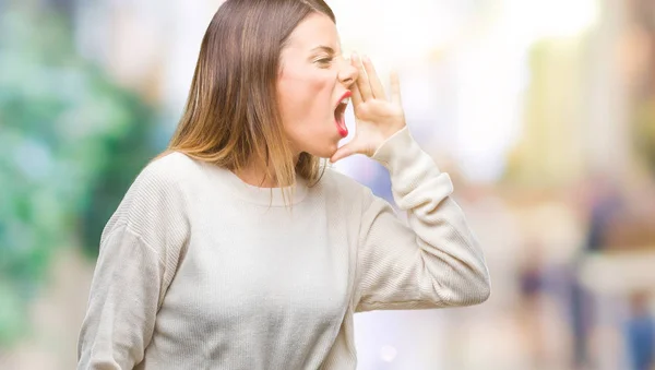 Junge Schöne Frau Lässigen Weißen Pullover Über Isoliertem Hintergrund Schreien — Stockfoto