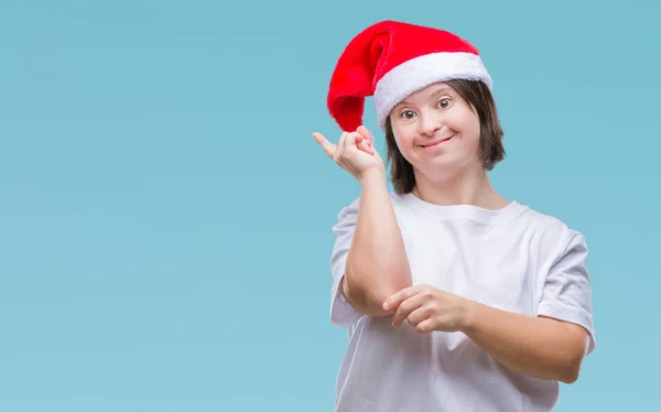 Junge Erwachsene Frau Mit Syndrom Trägt Weihnachtsmütze Über Isoliertem Hintergrund — Stockfoto