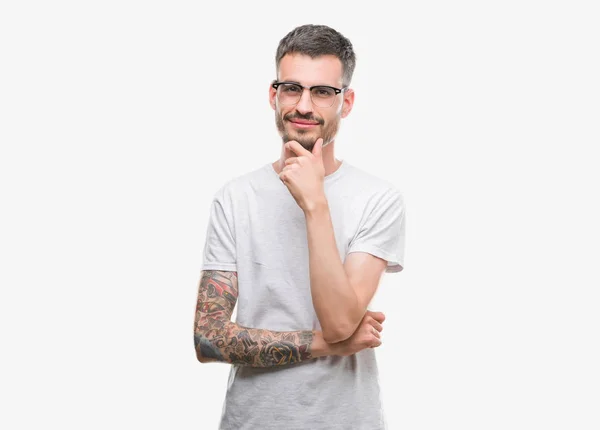 Joven Hombre Adulto Tatuado Mirando Confiado Cámara Con Sonrisa Con — Foto de Stock