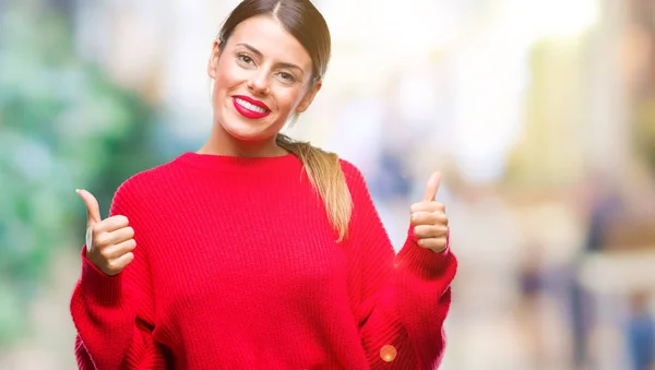 Junge Schöne Geschäftsfrau Trägt Winterpullover Über Isoliertem Hintergrund Erfolgszeichen Tut — Stockfoto