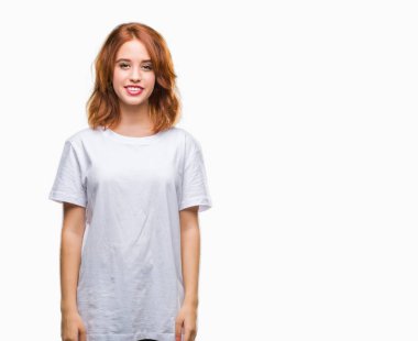 Genç güzel kadın yüzünde mutlu ve güzel bir gülümseme ile izole arka plan yüzünden. Şanslı kişi.