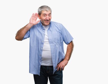 Üst düzey yakışıklı bir işitme söylenti ya da dedikodu için dinleme kulak üzerinde el ile gülümseyen izole arka plan üzerinde. Sağırlık kavramı.