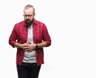 Üzerinde gözlük takan Genç beyaz hipster adam izole mide üzerinde el ile arka plan çünkü hazımsızlık, ağrılı hastalık hasta hissediyor. Ağrısı kavramı.