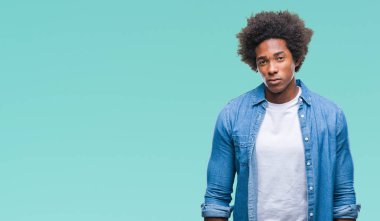 Çatık Afro Amerikalı adam izole arka plan şüpheci ve gergin, sorunu nedeniyle üzgün. Negatif kişi.