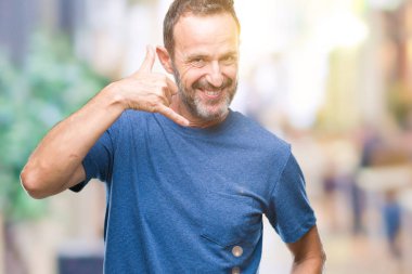 Orta yaş ağarmış komuta sizde yapıyor gülümseyen izole arka plan üzerinde telefon hareketi ile el ve parmak telefonda konuşuyor gibi. Kavramları iletişim.