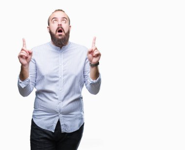 Genç beyaz hipster adam izole arka plan üzerinden hayran ve yukarıya bakıp parmakları ile işaret şaşırttı ve silah kaldırdı.
