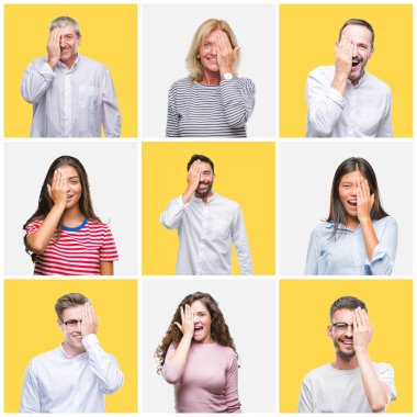 Kolaj Grup el yüz ve sürpriz duygu kendinden emin gülümseme ile tek gözüyle kapsayan sarı izole arka plan üzerinde genç ve üst düzey insan.