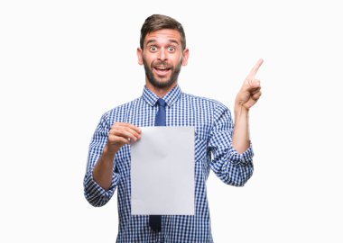Boş kağıt izole arka plan üzerinde çok mutlu el ve parmak ile tarafına işaret tutan genç yakışıklı adam