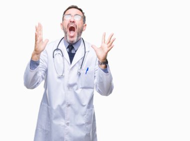 Tıbbi üniforma giyen orta yaş üst düzey ağarmış Doktor adam arka plan deli izole ve deli bağırarak ve agresif ifade ve silah kaldırdı bağırıyor. Hayal kırıklığı kavramı.