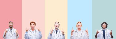 Renkli çizgili izole arka plan üzerinde profesyonel doktorlar kolaj hayrete ve yukarıya bakıyor ve parmakları ile işaret ve silah kaldırdı şaşırttı.
