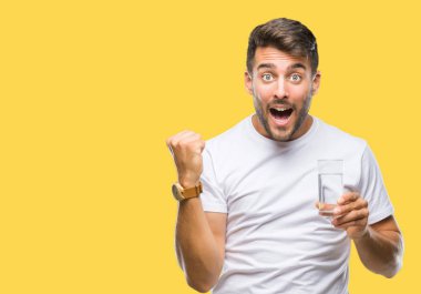 Duygu tezahürat genç yakışıklı adam gurur çığlık ve zafer ve başarı çok heyecanlı, kutluyor izole arka plan üzerinde bardak su içme