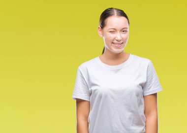 Seksi bir ifadeyle, neşeli ve mutlu yüzünü kameraya bakarak göz kırpıyor izole arka plan üzerinde genç güzel bir beyaz kadın.