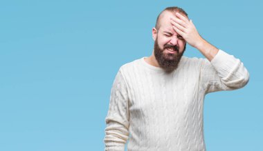 Çünkü çaresiz ve stresli baş ağrısı acı izole arka plan üzerinde kış kazak giyen genç beyaz hipster adam ağrı ve migren. Ellerini kafasına.