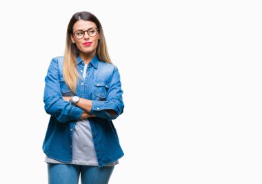 Gözlüklü görünümlü yan ve dik dik bakma uzağa düşünce gülümseyen izole arka plan üzerinde üzerinde genç güzel kadın.