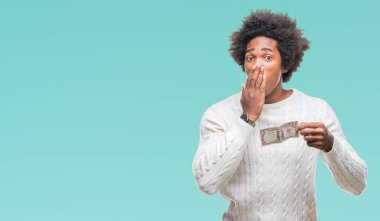 Sessizlik, gizli kavramı izole arka kapak ağız için hata, ifade korku, utanç ile şok el ile üzerinden bir dolar tutan Afro Amerikalı adam korkuttu