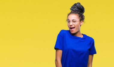 Saç Afro-Amerikan kız seksi bir ifadeyle, neşeli ve mutlu yüzünü kameraya bakarak göz kırpıyor izole arka plan üzerinde gözlük takan genç örgülü.