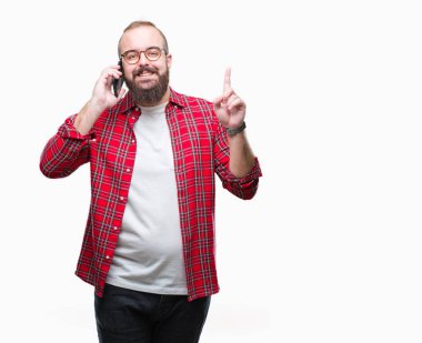 Smartphone'da konuşmayı Genç beyaz hipster adam arka plan ile bir fikir ya da gülen yüz, bir numara ile parmak işaret soru sürpriz izole