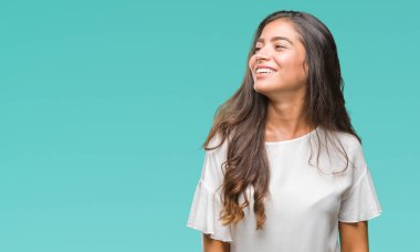 Genç güzel Arap kadın uzak tarafına yüzünde, doğal ifade gülümseme ile seyir izole arka plan yüzünden. Kendine güvenen gülüyor.