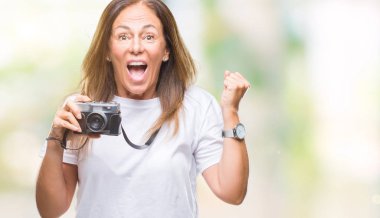 Duygu tezahürat gurur çığlık ve zafer ve başarı çok heyecanlı, kutluyor izole arka plan üzerinde vintage fotoğraf kamera ile fotoğraf çekmek orta yaş İspanyol kadın