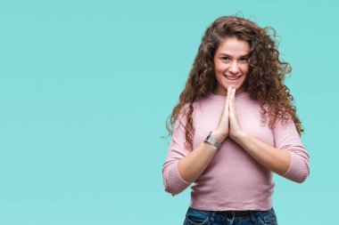 Güzel esmer kıvırcık saçlı Genç kız üzerinde pembe kazak giyiyor arka plan birlikte AF emin gülümseyen için soran ellerle dua izole.