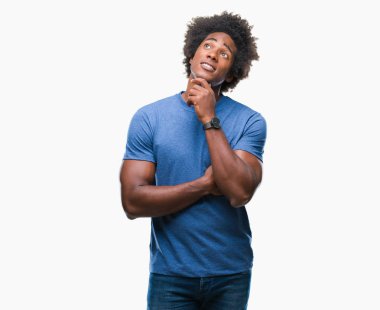 Çene düşünme hakkında soru, dalgın ifade üzerine el ile izole arka plan üzerinde Afro Amerikalı adam. Düşünceli yüzüyle gülümsüyor. Şüphe kavramı.