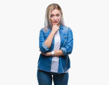 Genç Sarışın kadın yüzünden izole arka plan emin çapraz kollar ve çeneme kaldırdı el ile gülümseme ile kameraya bakıyor. Pozitif düşünce.