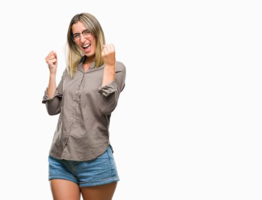 Gülümseyen ve başarı için çığlık genç güzel kadın izole arka plan çok mutlu ve heyecanlı kaldırdı, silah ile kazanan jest yapıyor. Kutlama kavramı.