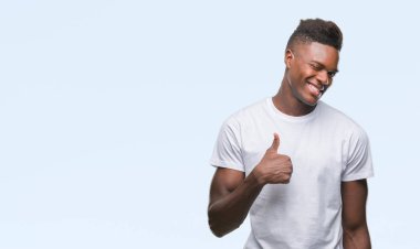 Afrikalı-Amerikalı genç hareketi el ile mutlu yaşasın yapıyor izole arka plan üzerinde. Kameraya bakarak başarı gösteren ile ifade onaylama.