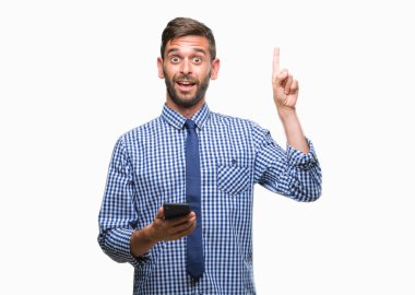 Genç atlatmışsınız adam mesaj Gönderen mesaj üzerinde Smartphone kullanarak arka plan ile bir fikir ya da gülen yüz, bir numara ile parmak işaret soru sürpriz izole