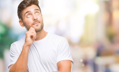 Yakışıklı delikanlı çene düşünme hakkında soru, dalgın ifade üzerine el ile izole arka plan üzerinde. Düşünceli yüzüyle gülümsüyor. Şüphe kavramı.