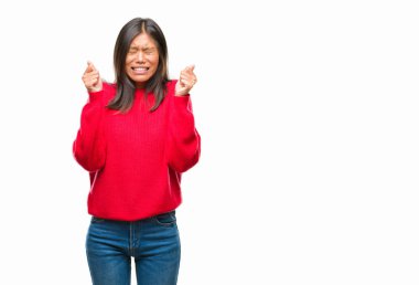 Kış kazak giyen genç Asyalı kadın başarı için kaldırdı kollarını açarak heyecanlı. 