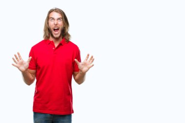 Yakışıklı delikanlı izole arka plan çılgın ve kızgın bağırarak ve agresif ifade ve silah kaldırdı bağırmaya üzerinde uzun saçlı. Hayal kırıklığı kavramı.