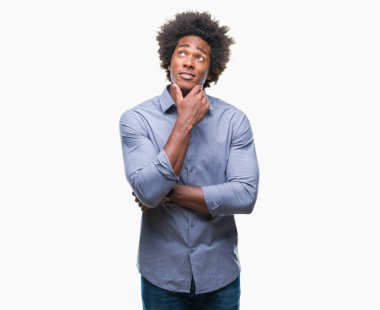 Çene düşünme hakkında soru, dalgın ifade üzerine el ile izole arka plan üzerinde Afro Amerikalı adam. Düşünceli yüzüyle gülümsüyor. Şüphe kavramı.