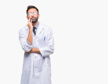 Düşünme izole arka plan bakmaktan beyaz önlük giyiyor yetişkin Latin asıllı bilim adamı ya da doktor adam yorgun ve sıkılmış çapraz silah depresyon sorunları ile.