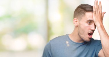 Yakışıklı genç Casual adam kafasına hata için el ile şaşırttı hata hatırlıyorum. Unuttum, kötü bellek kavramı.