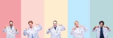 Kolaj renkli çizgiler üzerinde profesyonel doktorlar bir arka plan emin gösterilen ve işaret parmakları diş ve ağız ile gülümseyen izole. Sağlık kavramı.