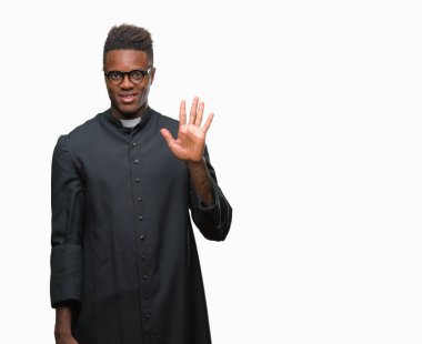 Gösterilen ve parmakları ile işaret izole arka plan genç Afro-Amerikan rahip adam kendinden emin ve mutlu gülümseyerek süre beş numara.