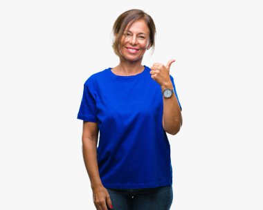 Orta yaş İspanyol kadın kıdemli mutlu yaşasın el ile jest yapıyor izole arka plan üzerinde. Kameraya bakarak başarı gösteren ile ifade onaylama.