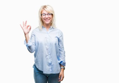 İzole arka plan el ve parmaklar ok işaretiyle yapıyor olumlu gülümseyen üzerinde gözlük takan genç güzel sarışın iş kadını. Başarılı ifade.